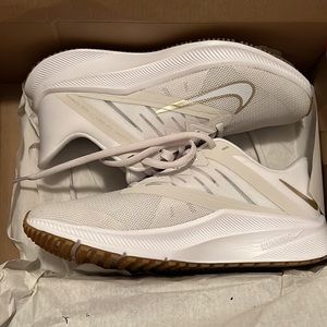 NWT Women Nike quest 3 shoes